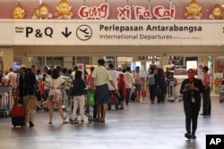 Passengers are queuing up for the security checks at the 2nd Kuala Lumpur International Airport in Sepang, Malaysia, Feb. 14, 2017.