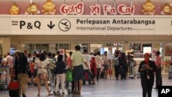 Passengers are queuing up for the security checks at the 2nd Kuala Lumpur International Airport in Sepang, Malaysia, Feb. 14, 2017.