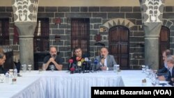 23 Ekim 2021 -Türkiye’de yaşanan toplumsal olaylardan esinlenerek yaptığı eserlerin yer aldığı 'Hafıza Odası' isimli sergisiyle, İçişleri Bakanı dahil birçok kesimin eleştirilerine hedef olan sanatçı Ahmet Güneştekin, basın toplantısı düzenleyerek eleştirilere yanıt verdi