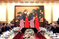 중국을 방문한 조 바이든 미국 부통령이 (오른쪽 2번째) 지난 2013년 베이징 인민대회당에서 시진핑 중국 국가주석(왼쪽 3번째)와 회담했다.