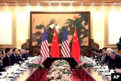 중국을 방문한 조 바이든 미국 부통령이 (오른쪽 2번째) 지난 2013년 베이징 인민대회당에서 시진핑 중국 국가주석(왼쪽 3번째)와 회담했다.