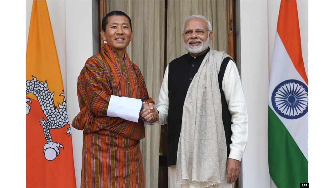 Perdana Menteri Bhutan Lotay Tshering bersama Perdana Menteri India (kanan) berjabat tangan sebelum pertemuan di New Delhi, 28 Desember 2018.