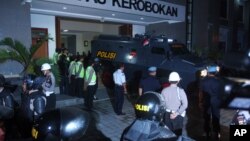 An Indonesian police vehicle carries Australian death row prisoners Andrew Chan and Myuran Sukumaran during their transfer at a prison in Bali, March 4, 2015. 