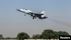 资料照片: 一架JF-17雷霆战斗机在2013年6月7日从巴基斯坦北部的萨戈达的穆沙夫空军基地起飞。这款“枭龙”战机由中国航空工业公司和巴基斯坦航空综合企业联合开发。