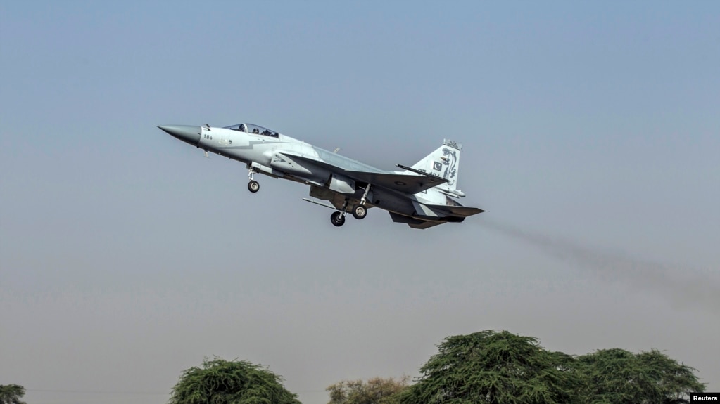 一架JF-17雷霆战斗机在2013年6月7日从巴基斯坦北部的萨戈达的穆沙夫空军基地起飞。这款“枭龙”战机由中国航空工业公司和巴基斯坦航空综合企业联合开发。(photo:VOA)