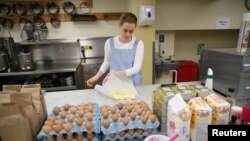 Pembuat kue Sophie Cabot terlihat di dapur Istana Buckingham sedang mempersiapkan kue red velvet dan kue coklat untuk pernikahan Putri Eugenie dari Inggris di Kastil Windsor, di London, Inggris, 10 Oktober 2018.