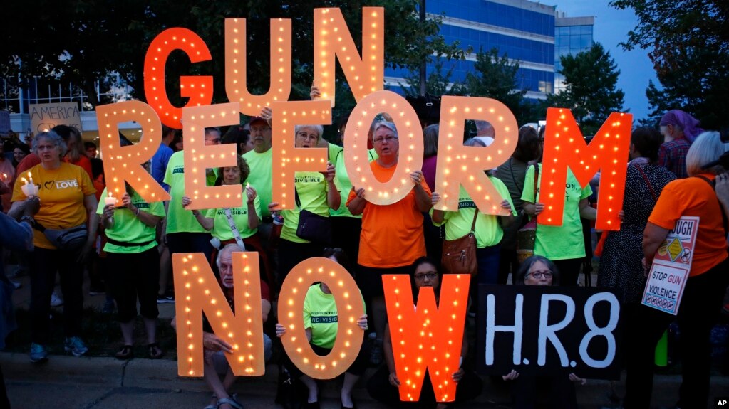 Manifestantes se reunieron frente a la sede de la Asociación Nacional del Rifle en Fairfax, Virginia, para una vigilia por las víctimas de los más recientes tiroteos en EE.UU., el 5 de agosto de 2019.