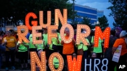 Một biểu ngữ kêu gọi cải tổ luật kiểm soát súng tại Mỹ hôm 5/8/19.