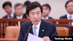 윤병세 한국 외교부 장관이 13일 국회 외교통일위원회 전체회의에서 의원들의 질의에 답변하고 있다. 