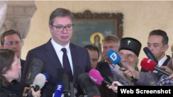 Predsednik Srbije Aleksandar Vučić obraća se novinarima nakon sastanka sa patrijarhom Srpske pravoslavne crkve Irinejom, u Beogradu, 31. decembra 2019.