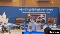 တိုင်းရင်းသားလက်နက်ကိုင် ကိုယ်စားလှယ်များနဲ့ ဆွေးနွေးပွဲ တက်ရောက်ခဲ့တဲ့ မြန်မာအစိုးရ ကိုယ်စားလှယ်အဖွဲ့။ (သြဂုတ် ၂၊ ၂၀၂၀။ ဓာတ်ပုံ - ဦးလှမောင်ရွှေ)