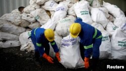 Para pekerja dari perusahaan daur ulang memuat sampah yang dikumpulkan dari Gunung Everest di Kathmandu, Nepal, 5 Juni 2019.

