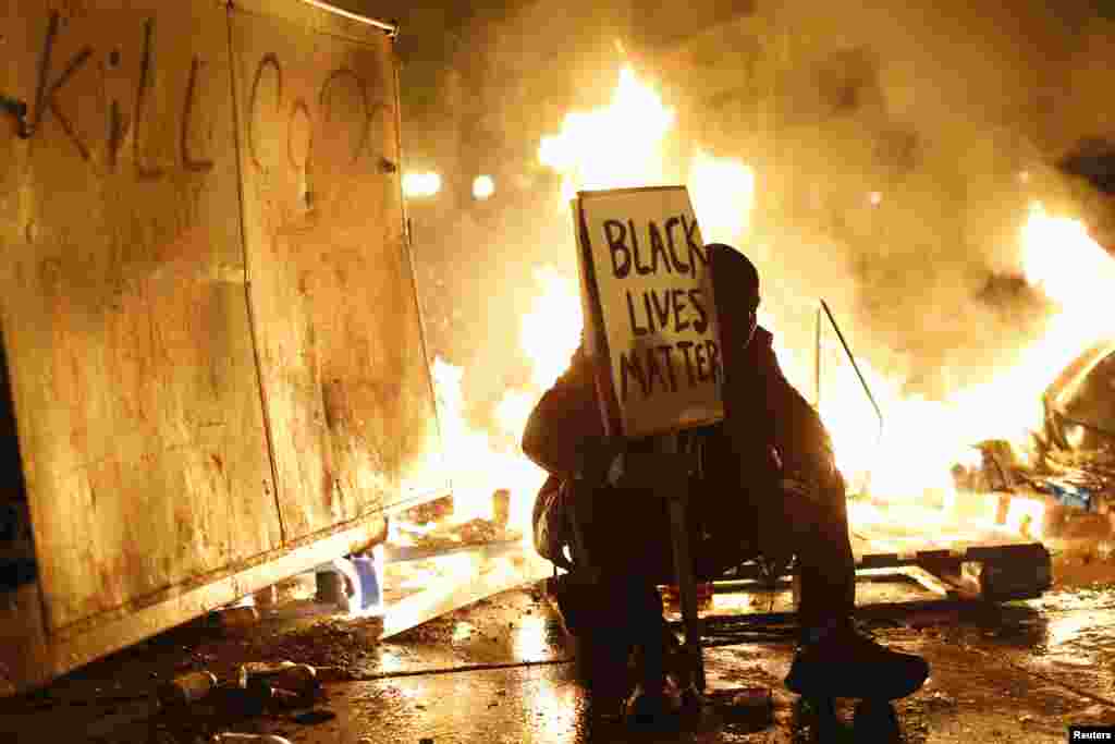 Decenas de protestantes prendieron en llamas la ciudad de Ferguson, Missouri, luego de que un gran jurado decidiera no levantar cargos sobre el oficial que disparó fatalmente al joven afroestadounidense Michael Brown, el pasado 25 de noviembre.