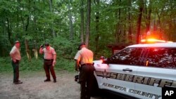 Las autoridades aseguran la entrada a Mine Bank Trail, un punto de acceso a la operación de rescate a lo largo de Blue Ridge Parkway, donde un Cessna Citation se estrelló sobre un terreno montañoso cerca de Montebello, Virginia, el domingo 4 de junio de 2023.