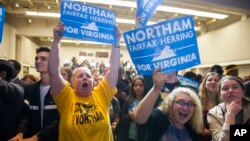 Para pendukung Ralph Northam dari Partai Demokrat merayakan kemenangan pada pemilihan Gubernur Virginia, di kota Fairfax, Virginia Selasa malam (7/11).