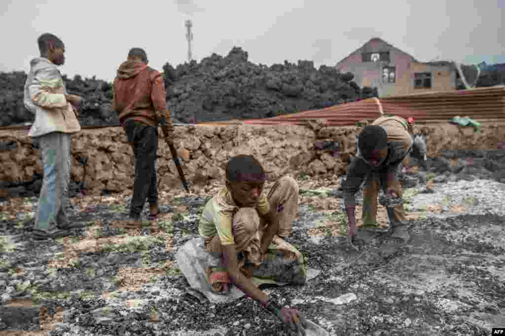 Bana bake bazali kosakana na lava pene na ngomba nyirangongo na Goma, Nord-Kivu, 23 mai 2021.