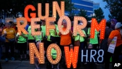 Un grupo de personas participó en una vigilia por las recientes víctimas de tiroteos, en el exterior de la sede de la Asociación Nacional del Rifle, el 5 de agosto de 2019, en Fairfax, Virginia. 