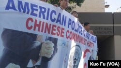 升旗風波的示威者在蒙特利公園市警局前持橫幅抗議（美國之音國符拍攝）
