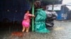 Una mujer asegura sus pertenencias en el mercado de San Isidro de La Ceiba, en Honduras, tras la llegada de la tormenta tropical Sara, el 15 de noviembre de 2024. (AFP/Esau Ocampo)