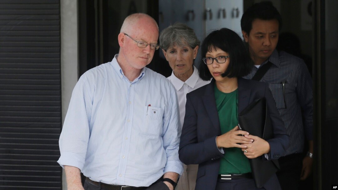 Julian McMahon, kiri, terlihat di Pelabuhan Wijaya Pura bersama Konjen Australia Majel Hind, tengah, setelah mengunjungi dua terpidana dari Australia di LP Nusakambangan di Cilacap (6/3).