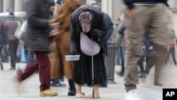 Seorang perempuan mengemis di pusat kota Milan, Italia, 8 Januari 2013. (AP Photo/Antonio Calanni). Tingkat pengangguran di 17 negari zona Euro mencapai peringkat 11,8 persen di bulan November 2012, meningkat sepersepuluh persen dari periode yang sama tahun lalu.