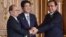 ဂျပန်ဝန်ကြီးချုပ် Shinzo Abe (ဗဟို)၊ မြန်မာသမ္မတဦးသိန်းစိန် (ဝဲ) နဲ့ ထိုင်းဝန်ကြီးချုပ် Prayuth Chan-ocha တို့ ဂျပန်နိုင်ငံ မဲခေါင်အစည်းအဝေးအတွင်း သီးခြားတွေ့ဆုံ၊ ထားဝယ်စီမံကိန်းလက်မှတ်ရေးထိုးပြီး တွေ့ရစဉ်။ (ဇူလိုင် ၃၊ ၂၀၁၅) 