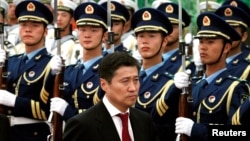 资料照片：时任蒙古国总理巴特包勒德访问中国时在北京人民大会堂检阅仪仗队。(2011年6月16日)