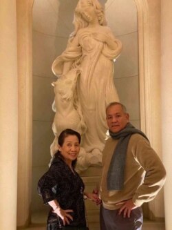 ທ່ານ ຍອດ ສີສຸວັນ, ປະທານສະມາຄົມລາວລັດອາຣີໂຊນາ ແລະພັນລະຍາຂອງເພິ່ນທີ່ມາຕັ້ງຖິ່ນຖານຢ່າງມີຜົນສໍາເລັດໃນ ສຫລ