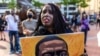 Una mujer reacciona mientras marcha durante un evento en recuerdo de George Floyd en Minneapolis, Minnesota, el 23 de mayo de 2021.