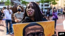 Una mujer reacciona mientras marcha durante un evento en recuerdo de George Floyd en Minneapolis, Minnesota, el 23 de mayo de 2021.