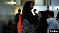 Para anggota keluarga korban penyelundupan manusia menunggu keputusan pengadilan dalam kasus yang melibatkan banyak pejabat Thailand dalam sidang pengadilan di Bangkok, Rabu (19/7). 