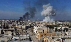 Dim nad gradićem Sarakeb u Idlibu, posle napada sirijskih vladinih snaga (Foto: AFP)