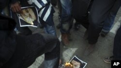 Egipćani spaljuju poster sa likom predsednika Mubaraka