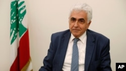 Menteri Luar Negeri Lebanon Nassif Hitti, bersiap meninggalkan kantornya setelah mengumumkan pengunduran dirinya di kantor Kementerian Luar Negeri Lebanon di Beirut, Senin, 3 Agustus 2020.
