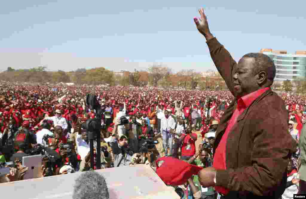 Morgan Tsvangirai, líder do Movimento para a Mudança Democrática (MDC), cumprimenta simpatizantes em um comício em Harare. 