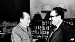 1973年11月12日，中共主席毛泽东和美国国务卿基辛格博士在北京中南海握手。