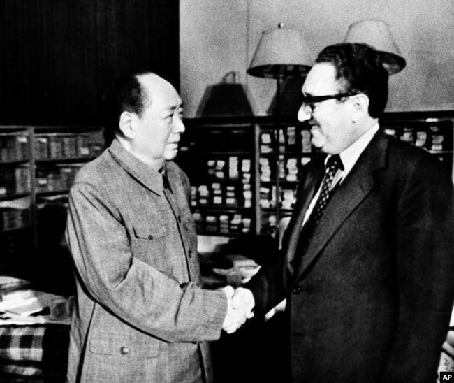 历史照片：中共主席毛泽东和美国国务卿基辛格博士在北京中南海握手（1973年11月12日）