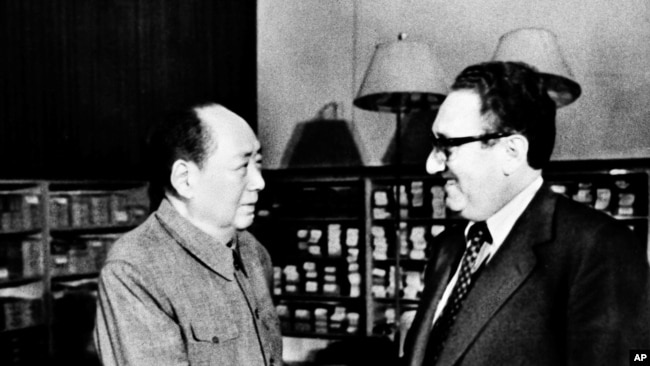 1973年11月12日，中共主席毛泽东和美国国务卿基辛格博士在北京中南海握手。