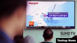 북한은 한국이 사드 배치를 발표한 지 하루만인 9일 함경남도 신포 동남방 해상에서 잠수함탄도미사일(SLBM)로 추정되는 미사일 1발을 발사했다. 서울역에서 시민들이 관련 소식을 전하는 TV뉴스를 보고 있다.