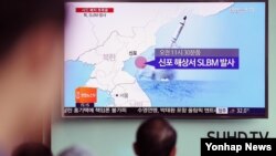 Warga Korsel menonton berita peluncuran misil Korut di sebuah layar lebar di Seoul (foto: dok). 