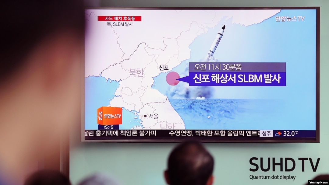 Warga Seoul, Korsel menonton berita televisi peluncuran misil Korea Utara (foto: dok).