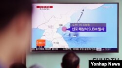 Warga Seoul, Korsel menonton berita televisi peluncuran misil Korea Utara (foto: dok).