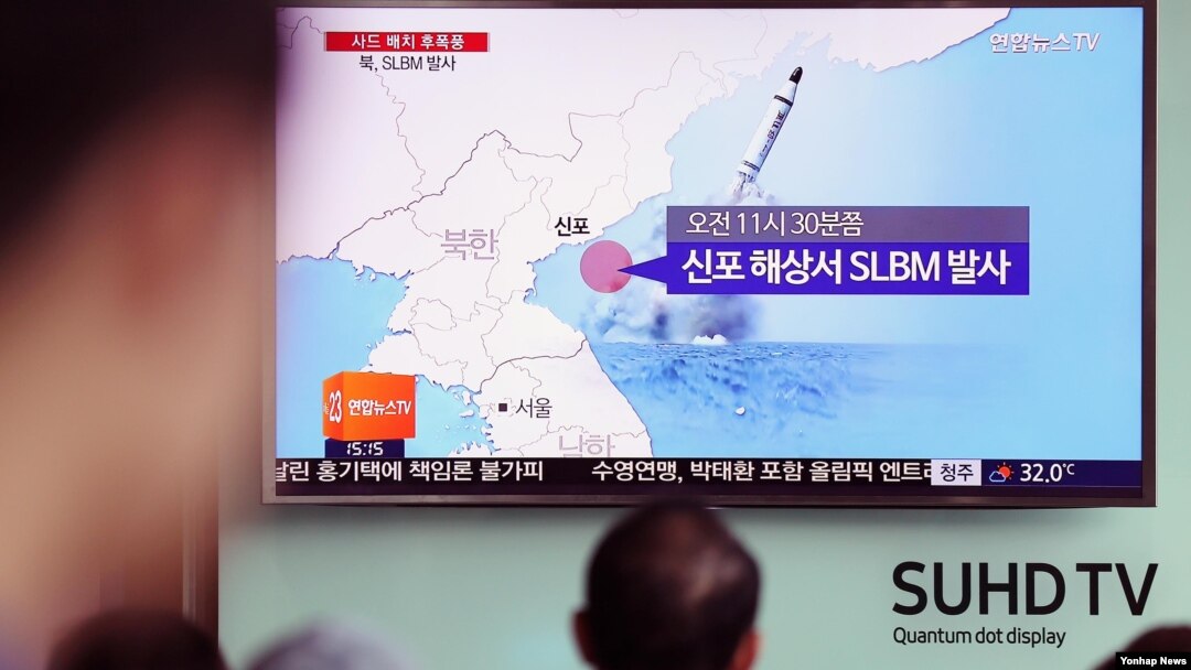 Warga Korsel menonton berita peluncuran misil Korut di sebuah layar lebar di Seoul (foto: dok). 