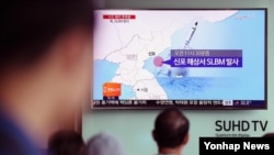 북한은 한국이 사드 배치를 발표한 지 하루만인 9일 함경남도 신포 동남방 해상에서 잠수함탄도미사일(SLBM)로 추정되는 미사일 1발을 발사했다. 서울역에서 시민들이 관련 소식을 전하는 TV뉴스를 보고 있다.