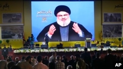 Pemimpin Hizbullah Hassan Nasrallah memberikan pidato melalui televisi di Beirut. 