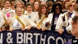 Una foto que data de 1989 muestra como reconocidas actrices se unen a activistas en una protesta por los derechos de la mujer como el aborto y el acceso al control de la natalidad.