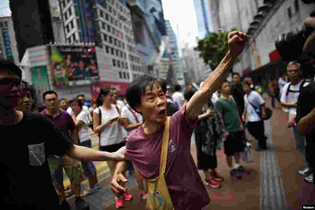 တရုတ်နိုင်ငံ အမျိုးသားနေ့ ဟောင်ကောင်မှာ ကျောင်းသားနဲ့ ပြည်သူတွေ ငြိမ်းချမ်းစွာ ဆန္ဒပြဆက်ပြ 