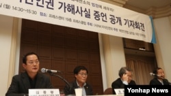 19일 서울 중구 프레스센터에서 열린 'ICC제소, 북한 인권 가해 사실 증언공개 내외신 기자회견'에서 전 북한 비사회주의 그루빠 일원 등 탈북자들이 증언을 하고 있다. 