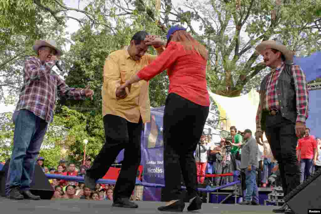 در حالیکه بحران اقتصادی ونزوئلا ادامه دارد، نیکلاس مادورو رئیس جمهوری ونزوئلا و همسرش در طی کمپین انتخاباتی در شهر کالابوزو به رقص و پایکوبی پرداختند.