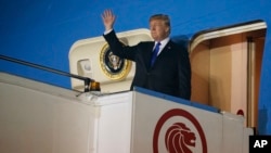 Tổng thống Trump vẫy tay chào khi tới căn cứ không quân Paya Lebar ở Singapore hôm 10/6.